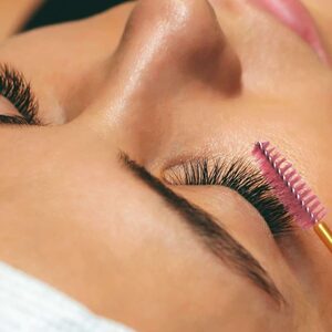 Persongettingeyelashtintingscaled1